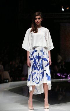krie tasarım, zagreb, Hırvatistan 'fashion.hr' show tarafından tasarlanan kıyafetleri moda model.