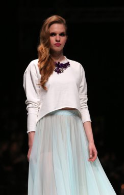 krie tasarım, zagreb, Hırvatistan 'fashion.hr' show tarafından tasarlanan kıyafetleri moda model.