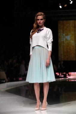 krie tasarım, zagreb, Hırvatistan 'fashion.hr' show tarafından tasarlanan kıyafetleri moda model.