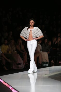 krie tasarım, zagreb, Hırvatistan 'fashion.hr' show tarafından tasarlanan kıyafetleri moda model.