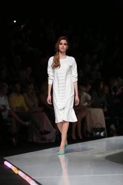 krie tasarım, zagreb, Hırvatistan 'fashion.hr' show tarafından tasarlanan kıyafetleri moda model.