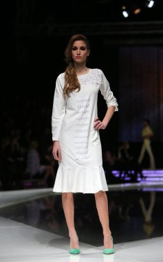 krie tasarım, zagreb, Hırvatistan 'fashion.hr' show tarafından tasarlanan kıyafetleri moda model.