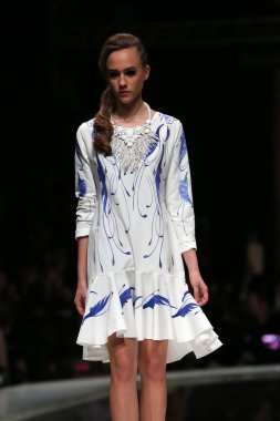 krie tasarım, zagreb, Hırvatistan 'fashion.hr' show tarafından tasarlanan kıyafetleri moda model.
