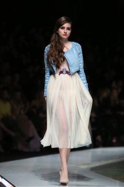 krie tasarım, zagreb, Hırvatistan 'fashion.hr' show tarafından tasarlanan kıyafetleri moda model.