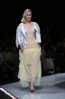 krie tasarım, zagreb, Hırvatistan 'fashion.hr' show tarafından tasarlanan kıyafetleri moda model.