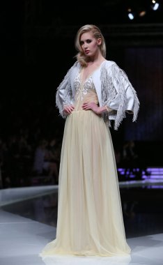 krie tasarım, zagreb, Hırvatistan 'fashion.hr' show tarafından tasarlanan kıyafetleri moda model.