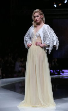 krie tasarım, zagreb, Hırvatistan 'fashion.hr' show tarafından tasarlanan kıyafetleri moda model.