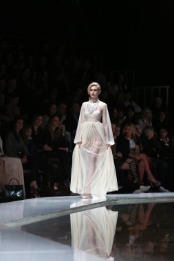 krie tasarım, zagreb, Hırvatistan 'fashion.hr' show tarafından tasarlanan kıyafetleri moda model.