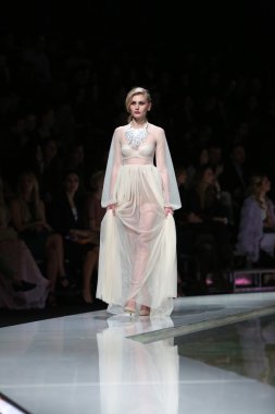 krie tasarım, zagreb, Hırvatistan 'fashion.hr' show tarafından tasarlanan kıyafetleri moda model.