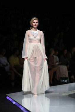 krie tasarım, zagreb, Hırvatistan 'fashion.hr' show tarafından tasarlanan kıyafetleri moda model.