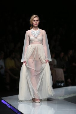 krie tasarım, zagreb, Hırvatistan 'fashion.hr' show tarafından tasarlanan kıyafetleri moda model.