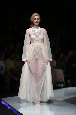 krie tasarım, zagreb, Hırvatistan 'fashion.hr' show tarafından tasarlanan kıyafetleri moda model.