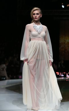 krie tasarım, zagreb, Hırvatistan 'fashion.hr' show tarafından tasarlanan kıyafetleri moda model.