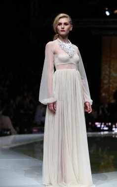 krie tasarım, zagreb, Hırvatistan 'fashion.hr' show tarafından tasarlanan kıyafetleri moda model.