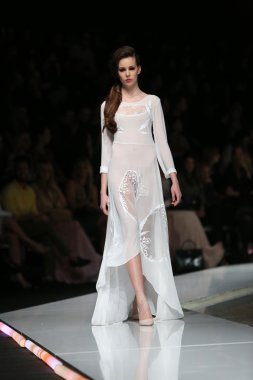krie tasarım, zagreb, Hırvatistan 'fashion.hr' show tarafından tasarlanan kıyafetleri moda model.