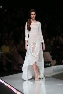 krie tasarım, zagreb, Hırvatistan 'fashion.hr' show tarafından tasarlanan kıyafetleri moda model.