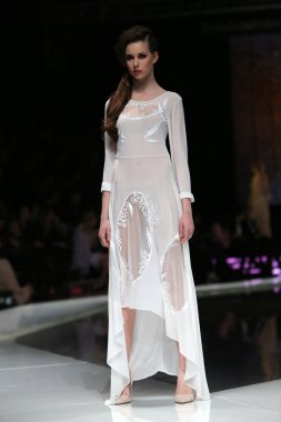 krie tasarım, zagreb, Hırvatistan 'fashion.hr' show tarafından tasarlanan kıyafetleri moda model.