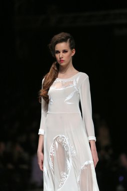 krie tasarım, zagreb, Hırvatistan 'fashion.hr' show tarafından tasarlanan kıyafetleri moda model.
