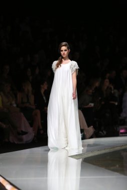 krie tasarım, zagreb, Hırvatistan 'fashion.hr' show tarafından tasarlanan kıyafetleri moda model.