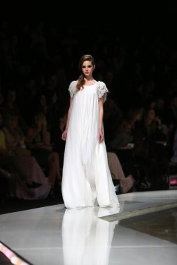 krie tasarım, zagreb, Hırvatistan 'fashion.hr' show tarafından tasarlanan kıyafetleri moda model.