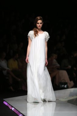 krie tasarım, zagreb, Hırvatistan 'fashion.hr' show tarafından tasarlanan kıyafetleri moda model.