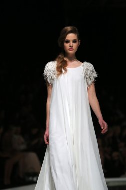 krie tasarım, zagreb, Hırvatistan 'fashion.hr' show tarafından tasarlanan kıyafetleri moda model.