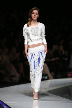 krie tasarım, zagreb, Hırvatistan 'fashion.hr' show tarafından tasarlanan kıyafetleri moda model.