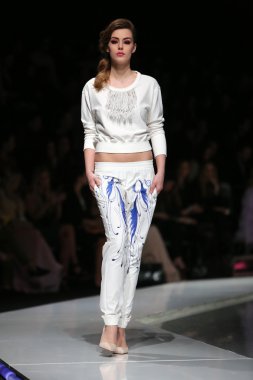 krie tasarım, zagreb, Hırvatistan 'fashion.hr' show tarafından tasarlanan kıyafetleri moda model.
