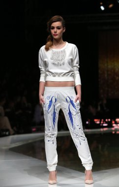 krie tasarım, zagreb, Hırvatistan 'fashion.hr' show tarafından tasarlanan kıyafetleri moda model.