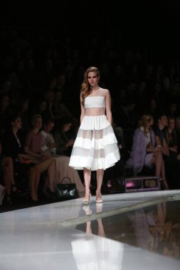 krie tasarım, zagreb, Hırvatistan 'fashion.hr' show tarafından tasarlanan kıyafetleri moda model.