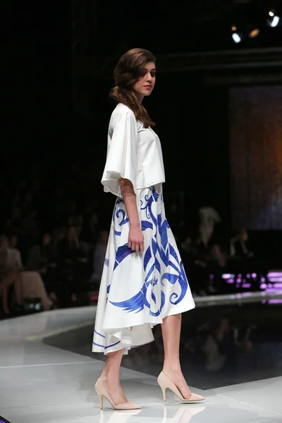 Fashion model wearing clothes designed by Krie Design on the 'Fashion.hr' show in Zagreb, Croatia. — Stock Photo, Image