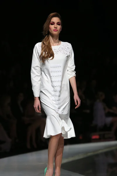 Fashion model wearing clothes designed by Krie Design on the 'Fashion.hr' show in Zagreb, Croatia. — Stock Photo, Image