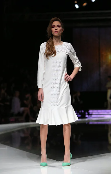 Modell bär kläder designade av krie design på "fashion.hr" Visa i zagreb, Kroatien. — Stockfoto