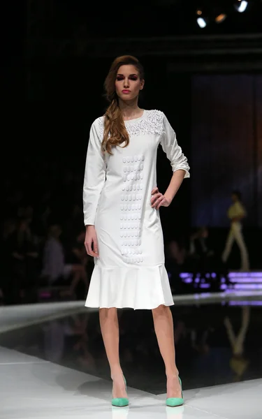 Fashion model wearing clothes designed by Krie Design on the 'Fashion.hr' show in Zagreb, Croatia. — Stock Photo, Image