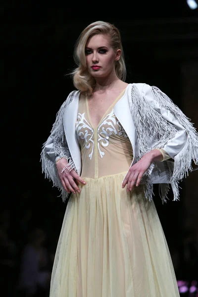 Mode-Model trägt Kleidung von krie design auf der 'fashion.hr' Show in Zagreb, Kroatien. — Stockfoto