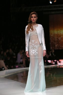 krie tasarım, zagreb, Hırvatistan 'fashion.hr' show tarafından tasarlanan kıyafetleri moda model.