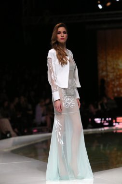 krie tasarım, zagreb, Hırvatistan 'fashion.hr' show tarafından tasarlanan kıyafetleri moda model.