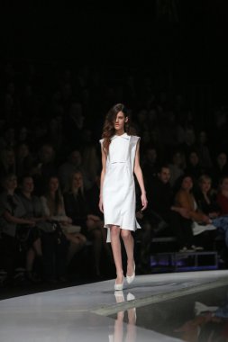 marija kulusic 'fashion.hr' programında, zagreb, Hırvatistan tarafından tasarlanan kıyafetleri moda model