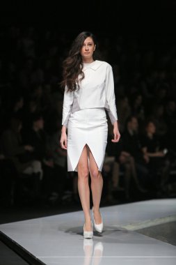 marija kulusic 'fashion.hr' programında, zagreb, Hırvatistan tarafından tasarlanan kıyafetleri moda model