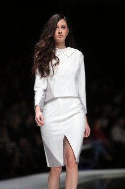 marija kulusic 'fashion.hr' programında, zagreb, Hırvatistan tarafından tasarlanan kıyafetleri moda model