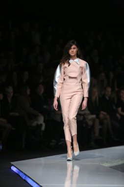 marija kulusic 'fashion.hr' programında, zagreb, Hırvatistan tarafından tasarlanan kıyafetleri moda model