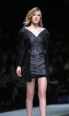 marija kulusic 'fashion.hr' programında, zagreb, Hırvatistan tarafından tasarlanan kıyafetleri moda model