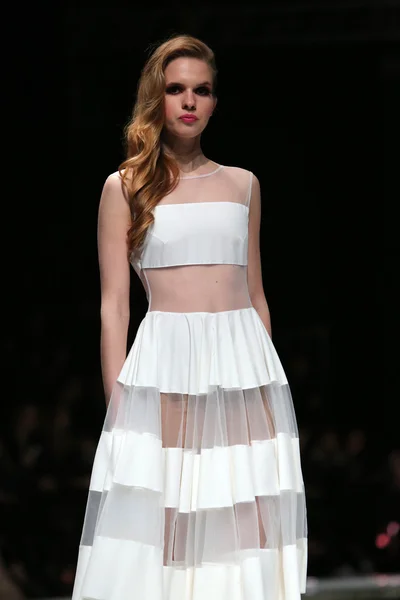 Mode-Model trägt Kleidung von krie design auf der 'fashion.hr' Show in Zagreb, Kroatien. — Stockfoto