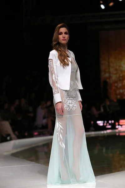 Fashion model wearing clothes designed by Krie Design on the 'Fashion.hr' show in Zagreb, Croatia. — Stock Photo, Image