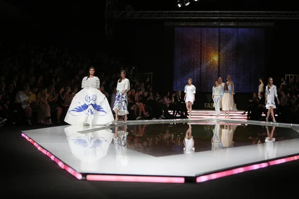 ज़ाग्रेब, क्रोएशिया में 'फैशन.एचआर' शो पर क्रिस्ट डिजाइन द्वारा डिजाइन किए गए कपड़े पहनने वाले फैशन मॉडल . — स्टॉक फ़ोटो, इमेज