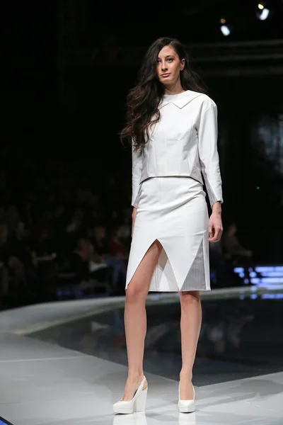 Modelmodel in Kleidung von marija kulusic auf der 'fashion.hr' Show in Zagreb, Kroatien — Stockfoto