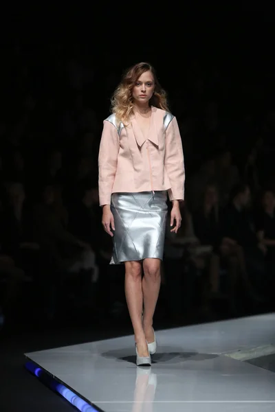 Modell bär kläder designade av marija kulusic på 'fashion.hr' Visa i zagreb, Kroatien — Stockfoto