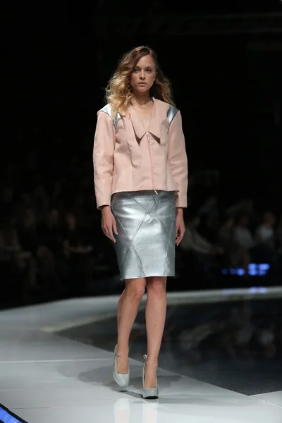 Modelo de moda vestindo roupas projetadas por Marija Kulusic no show 'Fashion.hr' em Zagreb, Croácia — Fotografia de Stock