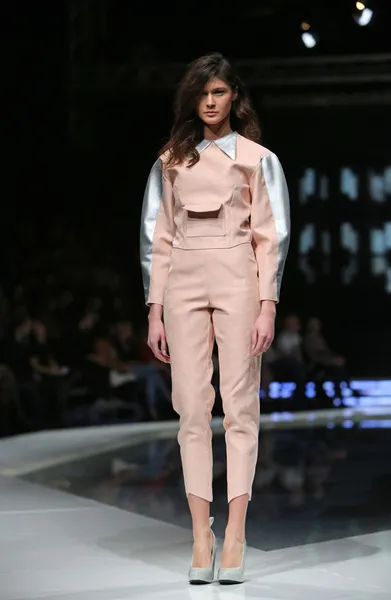 Modelmodel in Kleidung von marija kulusic auf der 'fashion.hr' Show in Zagreb, Kroatien — Stockfoto