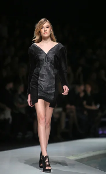 Fashion model dragen van kleding ontworpen door marija kulusic op de 'fashion.hr' show in zagreb, Kroatië — Stockfoto
